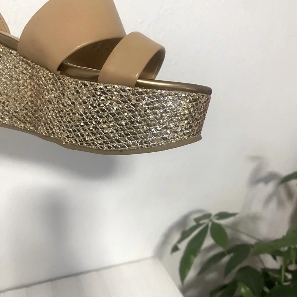Aldo Women’s Tan with Gold Chunky Platform Sandals Y2K Size 6 Flaw On One Shoe